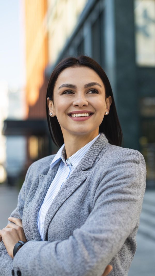 smiley-businesswoman-posing-city